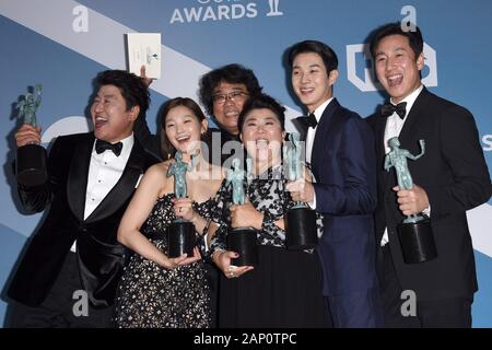 Los Angeles, CA. Xix gen, 2020. Canzone Kang-Ho, Bong JOON-HO, così-dam Park, Jeong-eun Lee, Sun-kyun Lee, Woo-sik Choi in sala stampa per la XXVI edizione Screen Actors Guild Awards - Press Room, Shrine Auditorium, Los Angeles, CA 19 gennaio 2020. Credito: Priscilla concedere/Everett raccolta/Alamy Live News Foto Stock