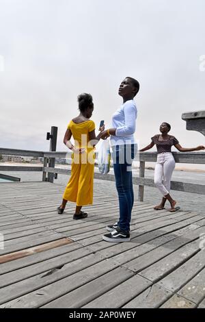 Swakopmund, Namibia. 02Mar, 2019. Giovani namibiani sul Seebruecke in Swakopmund, presa su 02.03.2019. Credito: Matthias Toedt/dpa-Zentralbild/ZB/Picture Alliance | in tutto il mondo di utilizzo/dpa/Alamy Live News Foto Stock