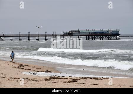 Swakopmund, Namibia. 02Mar, 2019. Walkers sulla spiaggia di fronte al molo di Swakopmund, presa su 02.03.2019. Credito: Matthias Toedt/dpa-Zentralbild/ZB/Picture Alliance | in tutto il mondo di utilizzo/dpa/Alamy Live News Foto Stock