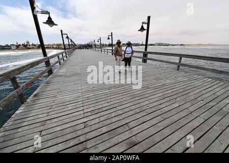 Swakopmund, Namibia. 02Mar, 2019. I turisti in legno rivestito di Swakopmund pier, presa su 02.03.2019. Credito: Matthias Toedt/dpa-Zentralbild/ZB/Picture Alliance | in tutto il mondo di utilizzo/dpa/Alamy Live News Foto Stock