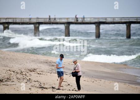 Swakopmund, Namibia. 02Mar, 2019. Due escursionisti di fronte al molo di Swakopmund raccogliere conchiglie sulla spiaggia atlantica, presa su 02.03.2019. Credito: Matthias Toedt/dpa-Zentralbild/ZB/Picture Alliance | in tutto il mondo di utilizzo/dpa/Alamy Live News Foto Stock