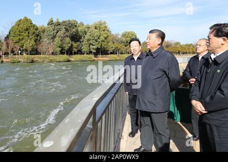 (200120) -- KUNMING, Gennaio 20, 2020 (Xinhua) -- Presidente Xi Jinping, anche segretario generale del Partito Comunista della Cina (CPC) Comitato Centrale e Presidente della Commissione militare centrale (CMC), visita una zona umida ecologico del Lago Dianchi in Kunming, capitale del sud-ovest della Cina di Provincia di Yunnan, 20 gennaio, 2020. Xi ha visitato la zona umida per esaminare la protezione e trattamento dell'inquinamento del lago durante un giro di ispezione per la provincia. (Xinhua/Ju Peng) Foto Stock