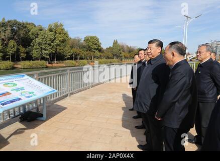 (200120) -- KUNMING, Gennaio 20, 2020 (Xinhua) -- Presidente Xi Jinping, anche segretario generale del Partito Comunista della Cina (CPC) Comitato Centrale e Presidente della Commissione militare centrale (CMC), visita una zona umida ecologico del Lago Dianchi in Kunming, capitale del sud-ovest della Cina di Provincia di Yunnan, 20 gennaio, 2020. Xi ha visitato la zona umida per esaminare la protezione e trattamento dell'inquinamento del lago durante un giro di ispezione per la provincia. (Xinhua/Ju Peng) Foto Stock