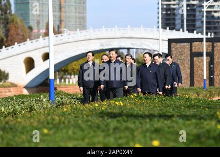 (200120) -- KUNMING, Gennaio 20, 2020 (Xinhua) -- Presidente Xi Jinping, anche segretario generale del Partito Comunista della Cina (CPC) Comitato Centrale e Presidente della Commissione militare centrale (CMC), visita una zona umida ecologico del Lago Dianchi in Kunming, capitale del sud-ovest della Cina di Provincia di Yunnan, 20 gennaio, 2020. Xi ha visitato la zona umida per esaminare la protezione e trattamento dell'inquinamento del lago durante un giro di ispezione per la provincia. (Xinhua/Xie Huanchi) Foto Stock