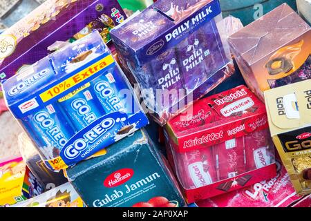 Merci contraffatte in vendita in un mercato del Nepal Foto Stock