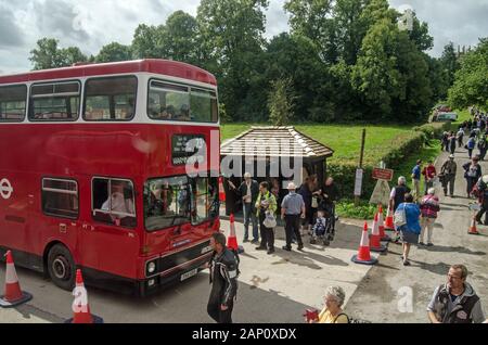 Wiltshire, Regno Unito - Agosto 17, 2019: i visitatori a piedi e dalla storica chiesa a Imber villaggio nel Wiltshire. Il villaggio è normalmente chiuso a th Foto Stock