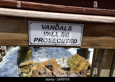 Swakopmund, Namibia. 02Mar, 2019. Un cartello di segnalazione sull'Seebruecke in Swakopmund dopo il vandalismo è stata perseguitata e punito, presa su 02.03.2019. Credito: Matthias Toedt/dpa-Zentralbild/ZB/Picture Alliance | in tutto il mondo di utilizzo/dpa/Alamy Live News Foto Stock