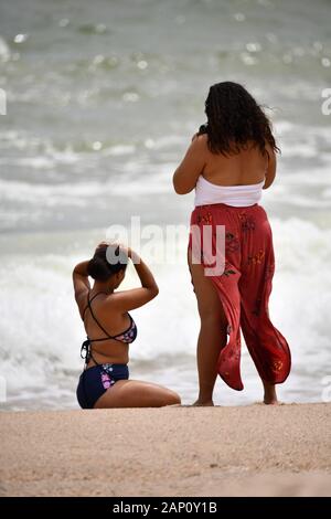 Swakopmund, Namibia. 02Mar, 2019. Due giovani donne sulla Atlantic Beach in Swakopmund godetevi il sole e scattare foto, presa su 02.03.2019. Credito: Matthias Toedt/dpa-Zentralbild/ZB/Picture Alliance | in tutto il mondo di utilizzo/dpa/Alamy Live News Foto Stock