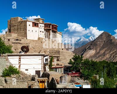 Il vecchio Forte di Karimabad si affaccia sull'autostrada Karakorum Foto Stock