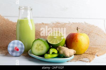 Frullati fatti in casa con i seguenti ingredienti detox zenzero, cetriolo, mela e limone. Foto Stock