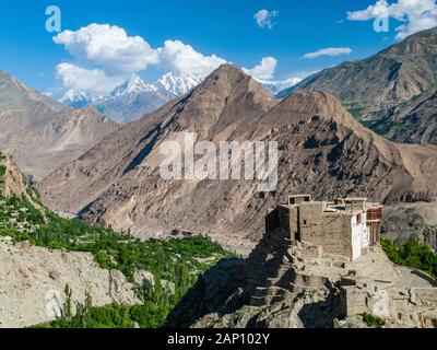 Il vecchio Forte di Karimabad si affaccia sull'autostrada Karakorum Foto Stock