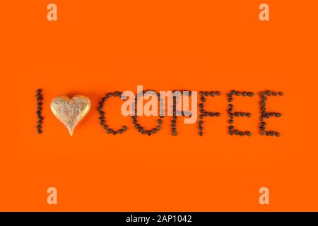 Iscrizione mi piace il caffè con caffè in grani su uno sfondo arancione con cuore d'oro. Foto Stock