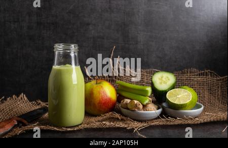 Frullati fatti in casa con i seguenti ingredienti detox zenzero, cetriolo, mela e limone. Foto Stock