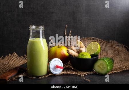 Frullati fatti in casa con i seguenti ingredienti detox zenzero, cetriolo, mela e limone. Foto Stock