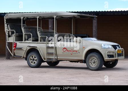 L'Okonjima, Namibia. 03 Mar, 2019. Convertito veicolo fuoristrada su di un guest farm in Namibia, che viene utilizzato per i cosiddetti Game drives, presa su 03.03.2019. In corrispondenza di una unità di gioco, visitatori paganti in tali veicoli aperti sono guidati da una guida locale a luoghi nella regione dove vi è la possibilità di incontrare e vedere la fauna selvatica. Credito: Matthias Toedt/dpa-Zentralbild/ZB/Picture Alliance | in tutto il mondo di utilizzo/dpa/Alamy Live News Foto Stock