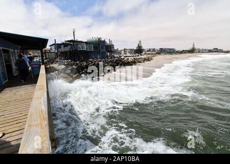 Swakopmund, Namibia. 02Mar, 2019. Il Atlantic surf breaks sul molo di Swakopmund a frangiflutti, presa su 02.03.2019. Credito: Matthias Toedt/dpa-Zentralbild/ZB/Picture Alliance | in tutto il mondo di utilizzo/dpa/Alamy Live News Foto Stock