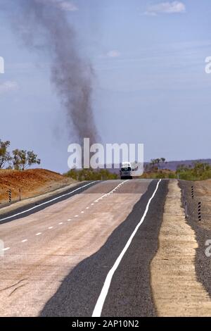 Diavolo di polvere o Willie-Willie sulla grande autostrada settentrionale in estreme condizioni di calore, West Kimberley, Western Australia | Utilizzo di tutto il mondo Foto Stock