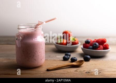 Questo smoothie con fragole, more e mirtilli rossi, ci consentono di trarre vantaggio dalle proprietà antiossidanti dei frutti rossi che sono ricchi in vi Foto Stock