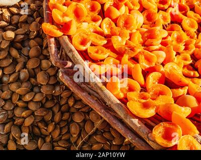 Le albicocche, i frutti deliziosi di questa zona, si asciugano al sole Foto Stock