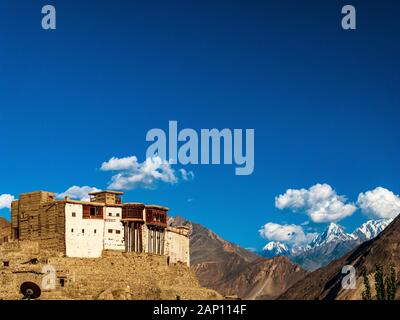 Il vecchio Forte di Karimabad si affaccia sull'autostrada Karakorum Foto Stock