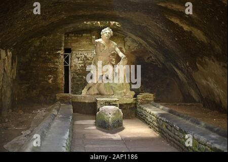 Roma. L'Italia. Ostia Antica. Mitreo delle Terme di Mitra (Mitreo delle Terme del Mitra). Mitra circa di uccidere il toro, cast originale del primo Foto Stock