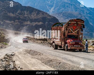I camion colorati decorati e dipinti stanno guidando sulle strade polverose della Karakorum Highway Foto Stock