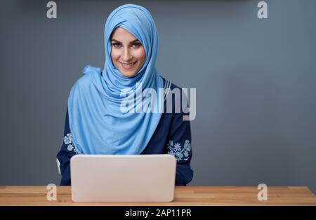 Femmina musulmano apprendimento dello studente a casa Foto Stock