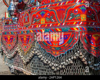 Dettaglio di camionetti colorati decorati e dipinti, guidando sulle strade polverose dell'autostrada Karakorum Foto Stock
