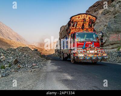 I camion colorati decorati e dipinti stanno guidando sulle strade polverose della Karakorum Highway Foto Stock