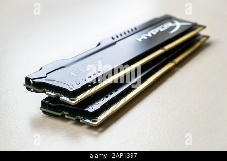 Varna, Bulgaria, 19 gennaio 2020. RAM Kingston Fury su un tavolo. Due DIMM DDR 4 Kingston HyperX Fury moduli di memoria su una superficie di colore grigio. Vista frontale. Foto Stock