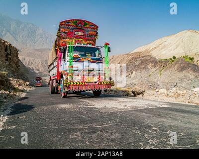 I camion colorati decorati e dipinti stanno guidando sulle strade polverose della Karakorum Highway Foto Stock