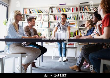 Gruppo di business di successo di persone architetti progettisti in office Foto Stock