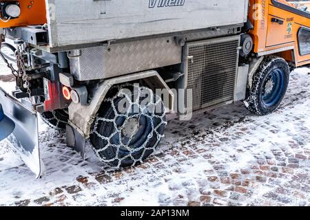 San Moritz, Svizzera - 22 dicembre, 2019 - pneumatici posteriori di una strada clean up truck avvolgere in inverno la catena per la sicurezza a San Moritz, Svizzera su dicembre Foto Stock