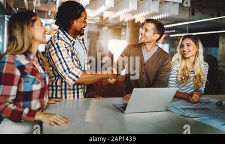 La gente di affari di partenariato concetto di handshake. Successo dopo il grande incontro. Foto Stock