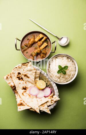 Hyderabadi Mutton Paya, Nehari, nazari o Nihari Masala. Servito con Naan e riso. Fuoco selettivo Foto Stock