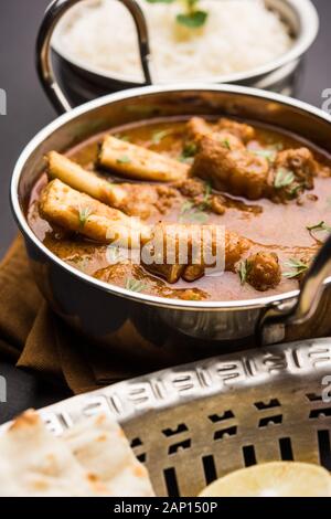 Hyderabadi Mutton Paya, Nehari, nazari o Nihari Masala. Servito con Naan e riso. Fuoco selettivo Foto Stock