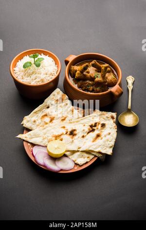 Hyderabadi Mutton Paya, Nehari, nazari o Nihari Masala. Servito con Naan e riso. Fuoco selettivo Foto Stock