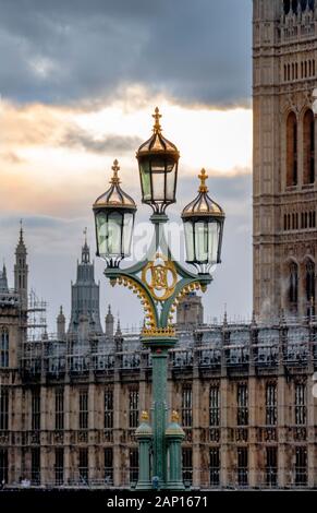 Lampade ornati sul Westminster Bridge e il nuovo skyline di Vauxhall, Londra, Inghilterra. Foto Stock