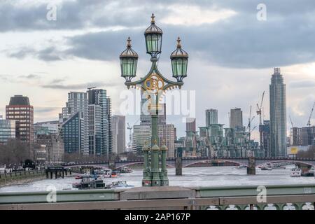 Lampade ornati sul Westminster Bridge e il nuovo skyline di Vauxhall, Londra, Inghilterra. Foto Stock
