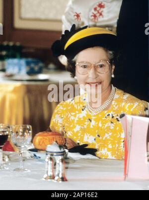 Sua Maestà la Regina Elisabetta II dines a Pechino durante la sua Royal Tour della Cina - Ottobre 1986 Foto Stock