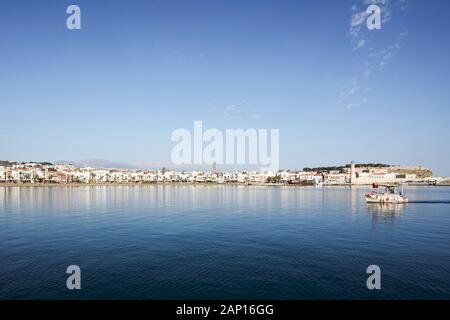 Una vista da Rethymnon Marina catturare la Fortezza nella distanza attraverso il mare da Rethymnon Marina. Foto Stock