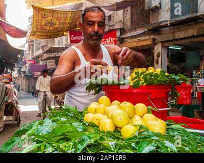 Venditore che vende limoni nel bazar di strada Foto Stock