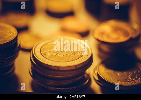 Pile di ferro delle monete in euro al buio su un tavolo. Foto Stock