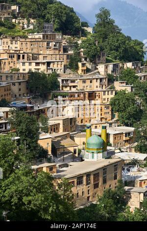 Il villaggio di montagna di Masuleh nelle montagne Elburs nell'Iran settentrionale, adottate il 28 maggio 2017. Il villaggio è costruito come una terrazza in forte pendenza. I tetti sono di solito piatta o solo leggermente inclinata e spesso servono anche come sentieri per la casa di alto livello al di sopra del. A causa della singolare architettura delle case, il posto è un'attrazione turistica. | Utilizzo di tutto il mondo Foto Stock