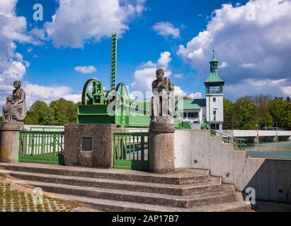 Hochablass (alta Drain) diga sul fiume Lech a sud di Augsburg, Svevia, Baviera, Germania, una parte del Patrimonio Mondiale dell Unesco acqua sistema di gestione dei Foto Stock