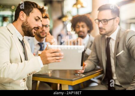 È una fortuna per fare il lavoro che ami. Quattro proprietari ubicazione nel cafe ed essi parlare di affari Foto Stock