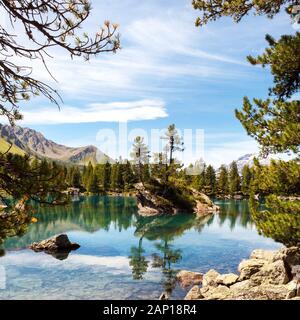 Lago alpino Saoseo con riflessioni Foto Stock