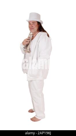 Un Medioevo uomo indigeni in piedi in un vestito bianco e cappello bianco tenendo la sua tromba con i suoi lunghi capelli, isolato per sfondo bianco Foto Stock