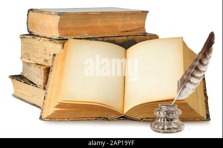 Isolati vecchi libri. Libro aperto con le pagine vuote, la pila di libri vecchi e inkwell isolato su sfondo bianco con tracciato di ritaglio Foto Stock