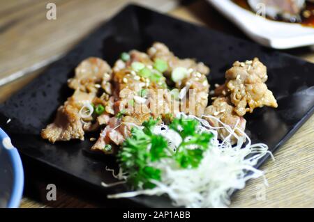 Stir-maiale fritto o saltati in padella la carne bovina con sesamo, il cibo giapponese Foto Stock